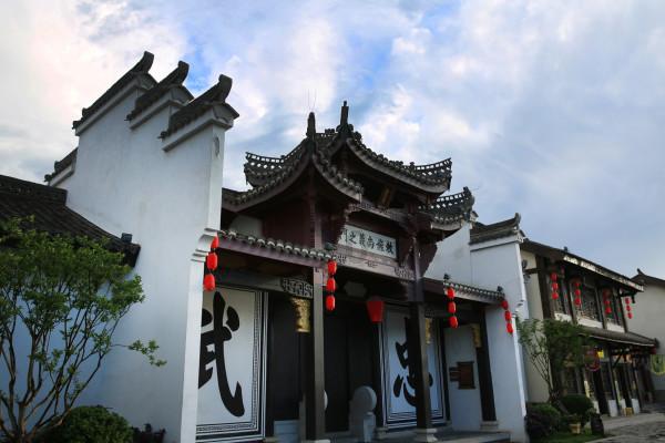 判断爽肤水的好坏有什么技巧呢？游戏画面